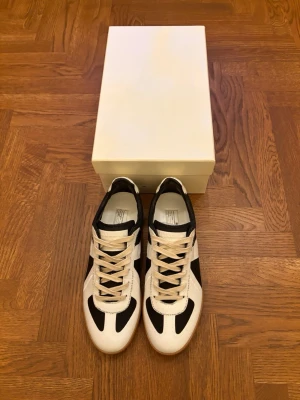 Maison margiela gats - Säljer ett par sällsynta Maison margiela gats i storlek 42 för att de var för små. Helt nya och aldrig använda. Om du håller mobilen under skorna får du även upp en länk till maisonmargiela.com