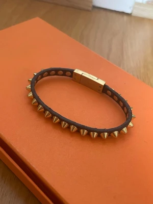 Edblad armband med guldiga spikar  - Edblad armband med guldiga spikar
