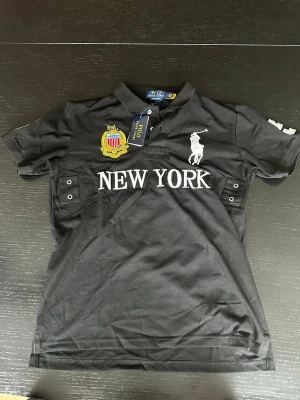Cheif keef polo New York  - Nice cheif keef polo helt ny modellen är 184 cm passar även kortare. Size är L men passar M-L