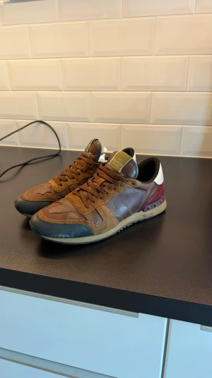 Valentino Garavani Rockrunner sneakers - Skick 9/10- endast skorna tillkommer- storlek 43,5-om du har någon fråga är det bara att skriva! 