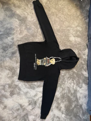 Polo Ralph Lauren hoodie  - Detta är en svart hoodie från polo Ralph Lauren. Den är i storlek S alltså typ 160-170 cm. Den är som ny i jättebra skick!