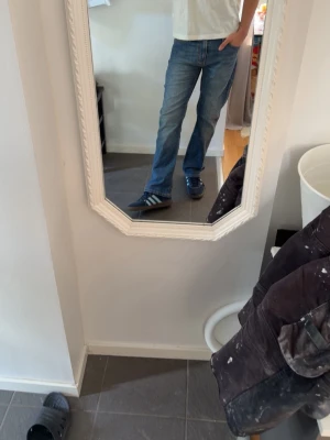 Levi's 527 blå jeans bootcut - Säljer ett par klassiska blå Levi's 527 jeans med bootcut passform.  Storlek 30/32