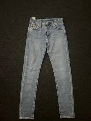 Levi's Premium ljusblå skinny jeans - Säljer ett par Levi's Premium skinny jeans i ljusblå tvätt. Klassisk femficksmodell med hög midja och smal passform hela vägen ner. Jeansen har en snygg vintagekänsla och är tillverkade i bomull med lite stretch för extra komfort.