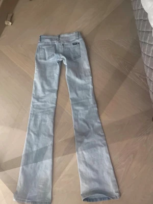 Ljusblå bootcut jeans - Säljer dessa super snygga g Rise jeans i storlek xs, long leg. I färgen ice blue de är 89 cm I innerbens längden kom privat för fler frågor ❤️