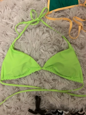 Mixade trekantsbikini med knyt - Man får alla på köpet och har aldrig använd någon av dessa! Prislappen är av pågrund av att jag va säker där å då att jag ville ha dom men ångrade mig därför säljer jag dom 