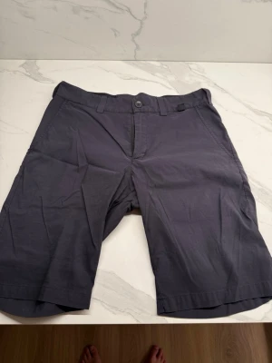 Peak performance Golfshorts  - Snygga och stilrena Peak performance golfshort i storlek 30” shortsen är i jätte fint skick.
