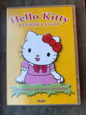Hello Kitty klassiska sagor DVD - DVD med Hello Kitty Klassiska Sagor. Innehåller berättelserna Aladdin, Flickan med svavelstickorna, Mästerkatten i stövlarna, Den fula ankungen, Tummelisa, Nordanvinden och solen, Snödrottningen och Tre små grisar. Speltid: ca 88 minuter.  Finns på språk: Svenska, Norska   OBS!! skivorna är begagnade så det kan förekomma repor/hairlines på skivorna, men då jag kollar igenom alla filmer jag säljer garanterar jag att alla funkar felfritt om inget annat står! :)