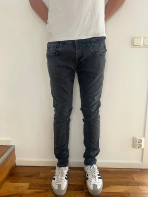 Replay Jeans - Säljer just nu dessa feta Replay Jeans🙌🏻Storlek: 31/34. Längd= 110 cm | Midja= 43 cm | Skriv för fler frågor eller funderingar! (Deffekt: Litet hål nedanför gylfen) Modellen är 190 cm och väger 75 kg! 