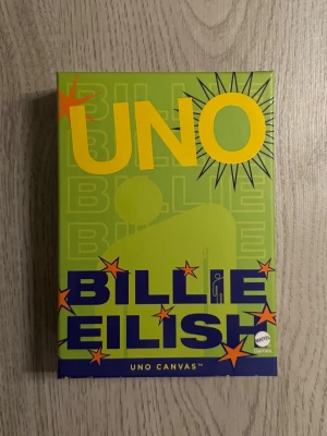 Billie Eilish UNO sälskapspel - UNO Canvas Billie Eilish – NY/OÖPPNAD!   Säljer ett Mattel UNO Canvas Billie Eilish – en riktigt snygg och unik UNO-kortlek för både Billie Eilish-fans och UNO-entusiaster!   Produktinfo: • Officiell Billie Eilish x UNO-utgåva • Snygg och exklusiv design med grafik inspirerad av Billie Eilish • Perfekt för spelkvällar, fest eller som samlarobjekt • För 2–10 spelare • Rekommenderad ålder: 7+ • Passar lika bra som present till ett Billie Eilish-fan   Skick: Ny/oöppnad Pris: 145kr
