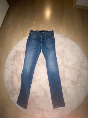 Replay jeans med slitningar  - Schysst replay jeans med slitningar det är slim fit med storleken 30 32 😁👌
