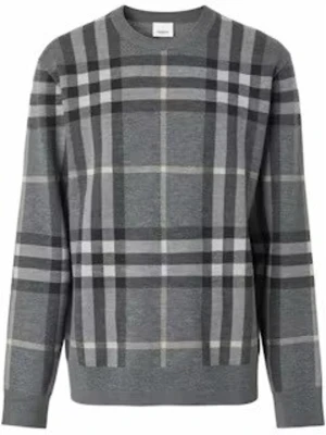 Burberry tröja stickad - Perfekt nu inför hösten med en stickad burberry tröja. Skick 9,9/10. Jag är 188 och den sitter lite kort på mig men går fortfarande att använda. Pris kan diskuteras
