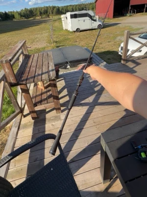 Svart fiskespö 3rd Finesse TNC och rulle  - Säljer ett svart fiskespö av modellen 3rd Finesse TNC, 7'7'' (2,30m) och kastvikt 7-24g. Spöt har ett bekvämt handtag och är perfekt för dig som gillar fiske. Snygg och stilren design, redo för nya äventyr vid vattnet. Och sen rullen 