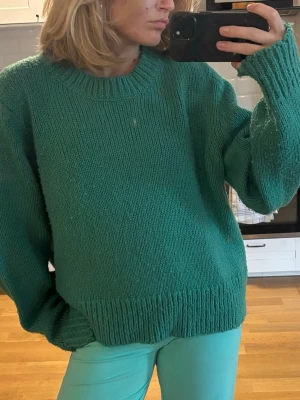 Grön oversized stickad tröja - Mysig grön stickad tröja. Det står XL på lappen men skulle säga att den sitter som en M. 