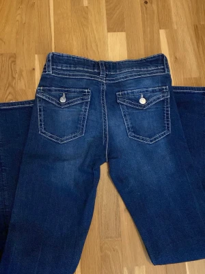Mörkblå bootcut jeans - Mörk blåa bootcut jeans från Gina Tricot i storlek 164, inte trasig och finns inga synliga defekter. Passar till allt ❤️ Skriv om du har någon fråga eller vill ha bild 