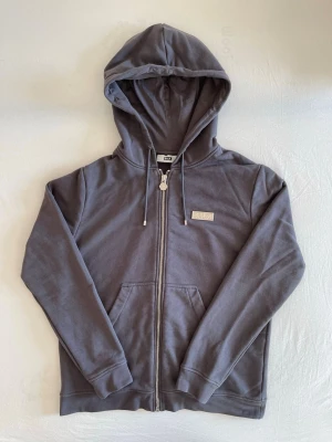 Mörkgrå zip hoodie med fickor - Skön och mjuk balr. hoodie säljs Artikelnummer: B1269.1007 Size S (small) Längd: 60cm Bredd: 50cm Gråare i riktiga liv Djur o rökfritt hem Nypris: Ca 1500kr