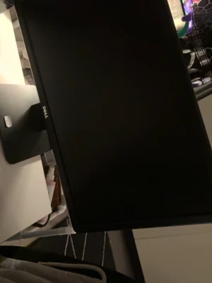 Svart Dell datorskärm - Säljer en svart Dell datorskärm med rektangulär form och stabil fot. Skärmen har tunn ram och passar perfekt till både gaming och studier. Enkel att koppla in till datorn via vanliga anslutningar. Stilren design som funkar på alla skrivbord.               60 Hz uppdateringsfrekvens 1920 × 1080 (Full HD) 23 tum 5 ms responstid