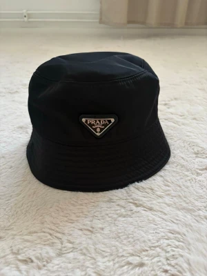 Svart Prada bucket hat  - Snygg svart bucket hat. Pris kan diskuteras.