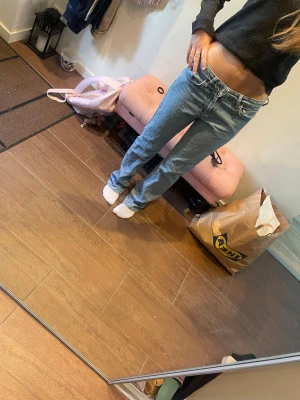 Ljusblå raka jeans med låg midja - Säljer ett par ljusblå jeans med rak passform och låg midja. Jeansen har klassiska fem fickor och stängs med knapp och dragkedja. Perfekta för en avslappnad och trendig look. Vet inte märket men tror BikBok