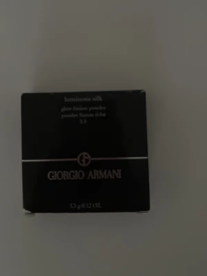 Giorgio Armani Luminous Silk puder - Giorgio Armani Luminous Silk glow fusion powder i nyansen 5.5. Kommer i en rund, svart dosa med silverfärgad logga på locket. Pudret ger en naturlig glow och silkeslen finish till huden. Förpackningen är elegant och lyxig. Säljer pga fel färg och har inte kvitton för att lämna tillbaka. Ej använd. 