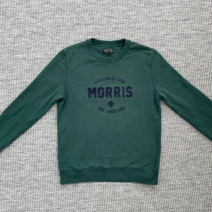 Morris sweatshirt - Säljer nu denna riktigt feta Morris tröja!👏 Skick: 9/10🌟 Storlek: M🤝 Hör gärna av er om ni har några frågor eller funderingar!🤗