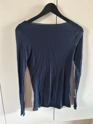 Intimissimi tröja - Säljer min mörkblå långärmade tröja från intimissimi. Älskar intimissimis tröjor, de är så stilrena och passar till både jeans och kjolar! Så snyggt för enkla vardagsoutfits som dessutom funkar perfekt att klä upp med lite smycken😍 just denna säljer jag för att färgen inte riktigt passar mig.