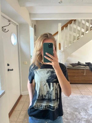 Svart tshirt  - Svart tshirt med tryck, bra skick 