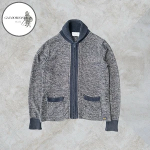Denim & Supply Ralph Lauren cardigan - Blå/gråmelerad Denim & Supply Ralph Lauren cardigan i stl M. Stickad i fin bomull/linneblandning med god andningsförmåga. Linjen lades ner 2016 vilket gör den unik och svårfunnen på andrahandsmarknaden. Skick 6,5/10. Väl använd med normalt slitage, men mycket kvar att ge! Hör av dig för mått eller frågor.                                                                            ~ Nypris ca 1500–2500 kr | Mitt pris: 699 kr. Följare får rabatt, så följ! 26-003