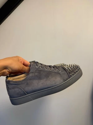 Christian Louboutin junior spike gråa - Säljer ett par gråa Loubs i toppen skick! Självklart äkta ✅