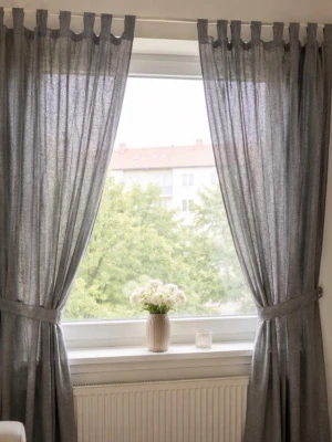 Grå gardiner IKEA LENDA - Säljer ett par stilrena grå gardiner från IKEA, modell LENDA. Gardinerna har öglor upptill för enkel upphängning och är tillverkade i ett mjukt tyg som ger ett fint ljusinsläpp. Perfekta för att skapa en mysig känsla i rummet.