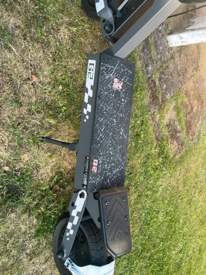 Svart elsparkcykel G2 med mönster och går i 56 - Säljer en svart elsparkcykel modell G2 med vita detaljer och coola mönster på ståbrädan. Scootern har robusta hjul, stöd och tydliga racing-inspirerade dekaler. Perfekt för att ta sig runt i stan eller till skolan.