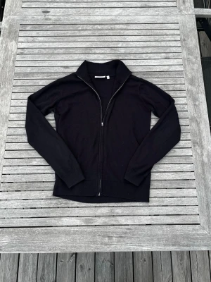 Stickad full zip - Hej, säljer denna mörkblå stickade full zip tröjan från RYVLS i storlek 158/164. Tröjan är i bra skick och sitter perfekt. Bara att höra av dig vid minsta fundering!!