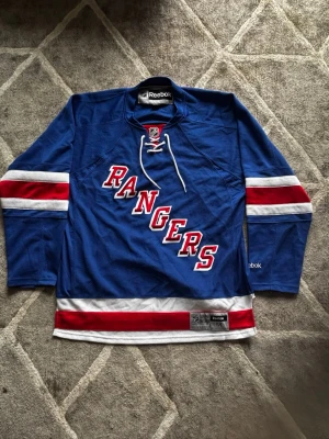 NY  Rangers hockeytröja Reebok M - Äkta supporter hockeytröja oanvänd 