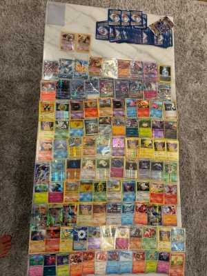 Stor samling Pokémonkort - Säljer en stor samling Pokémonkort med blandade motiv, färger och typer. Innehåller både vanliga och holografiska kort, samt flera energikort. Perfekt för dig som vill utöka din samling eller börja spela Pokémon TCG. Alla kort är äkta och kommer från olika expansioner.