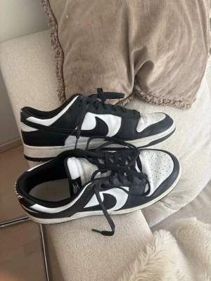 Nike svartvita låga sneakers herr storlek 47,5 - Säljer ett par klassiska svartvita Nike sneakers med lågt skaft. Storlek 47,5 och knappt använda. Säljer för 500kr