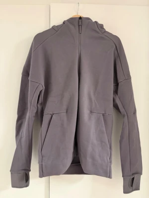 adidas Z.N.E. FZ Hoodie M - NWT - Säljer en adidas Z.N.E. FZ Hoodie i Trace Grey. Modell BP8471 från ca 2016. Helt oanvänd och i nyskick med originaltags kvar. Storlek: M  Kraftig och mycket välarbetad Z.N.E.-modell med huva, hög krage och dragkedjefickor.