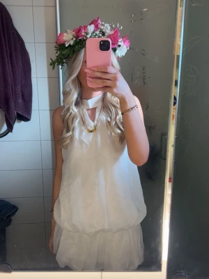 Klänning - Supersöt klänning som jag köpte här på plick. Har bara använt den 1 gång och den är i bra skick. Storlek 36💕