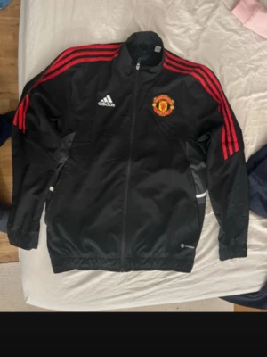 Limited edition Adidas, Manchester United, M - Manchester united  Inköpt på adidas outlet som limiterad utgåva   Stl M  Nyskick, inköpt för 899kr