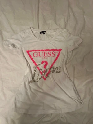 vintage guess topp - jätte fin vintage guess topp knappast använd storlek L men passar M och stor S skulle jag säga