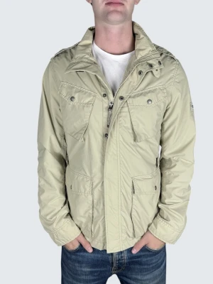 Woolrich Field Jacka - Skick: 9/10. | Ingår: endast jackan. | Nypris: +- 6000 SEK. | Givetvis äkta! Hör av er vid frågor. | Storleken är M och modellen är 183cm och väger 70 kg.