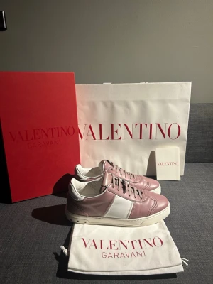 Valentino flycrews - Säljer dessa valentino flycrews i storlek 39 fitts 40, skick 9/10 mycket fina, box, påse, dustbag och kort medföljer vid köp, hör av er vid funderinar