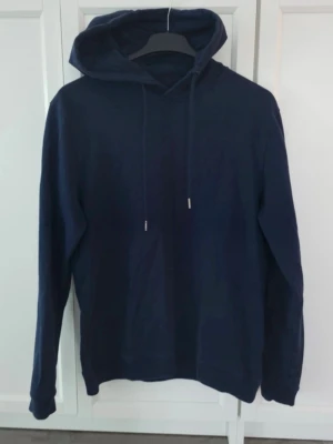Blå hoodie - En enkel och stilren mörkblå hoodie | Hoodien är använd flitigt men inga tecken på slitage | passar till allt | Bara att höra av sig vid eventuella frågor!