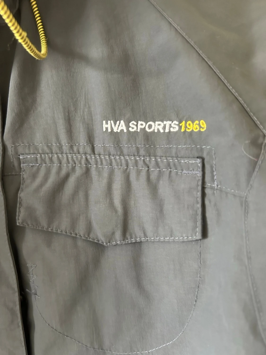 Grå vindjacka med huva från HVA Sports - 1