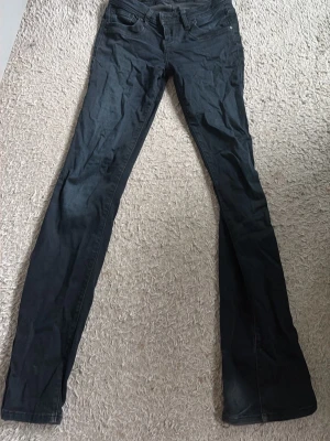 Svarta  jeans från LTB valerie - Säljer ett par svarta valerie  jeans från LTB med klassisk femficksmodell och normal midja. Jeansen har en snygg tvättad look och är tillverkade i ett stretchigt denimtyg som sitter skönt. Perfekta för dig som gillar en tidlös stil.