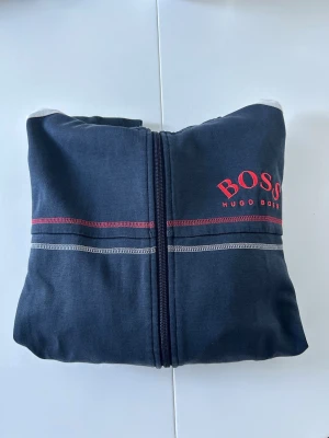 Hugo Boss - Luvtröja Zip  - Hugo Boss luvtröja Zip. Storlek M. Pris 200