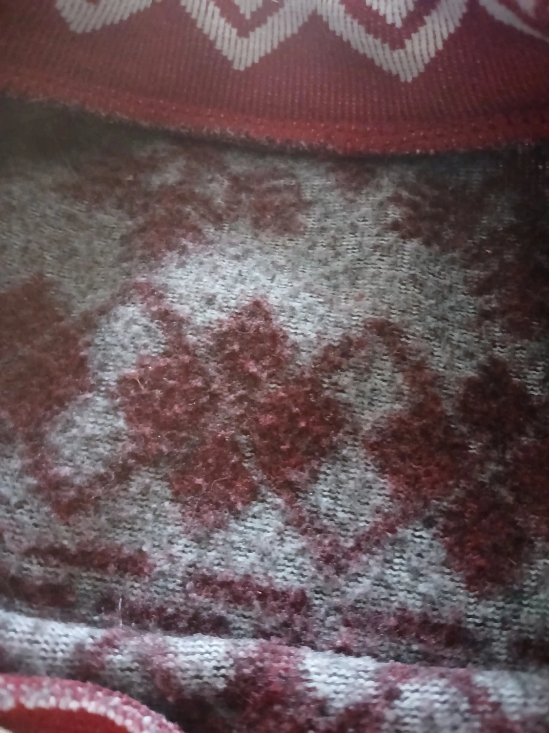 Röd stickad tröja med snöflingor - 1