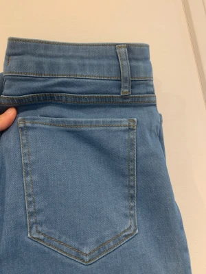 Fyra par blåa jeans - Säljer fyra blåa jeans, som aldrig är typ använda. De är från gina tricot, lindex, och lager 157. Har använt dem knappt. 1 st för 50kr eller 4st för 150kr
