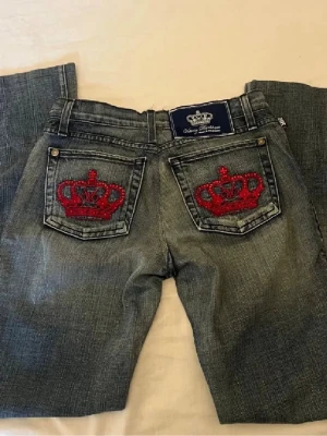 Victoria Beckham Jeans med röda detaljer - Säljer mina jeans som jag älskar men tyvärr passar dom mig inte längre😔 Om ni är intresserade så kan ni skicka prisförslag så ser jag ungefär vad jag kan få för dem🩷 Kan tyvärr inte skicka med bild på eftersom dem är lite försmå.  Mått: Midja: 33cm rakt över.  Grenmått fram: 20cm   Grenmått bak: 33cm  Innerbenslängd: 74cm.     Skriv om du har några frågor!!🩷