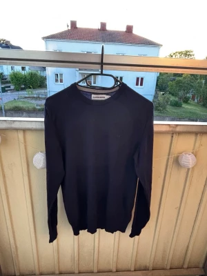 Mörkblå stickad tröja J.Lindeberg - En enkel och stilren mörkblå stickad tröja från J.Lindeberg. Tröjan har rund halsringning, långa ärmar och ribbade muddar vid ärmslut och nederkant. passar till det mesta i garderoben. Tyvärr dags att sälja denna. Den är ruskigt snygg. Nypris 1400. Knappt använd. Ställ gärna frågor. 