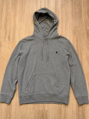 Morris hoodie - Säljer denna feta gråa Morris hoodien i storlek S men passar M, hoodien är i gott skick inga tecken på användning. Pris ej hugget i sten!