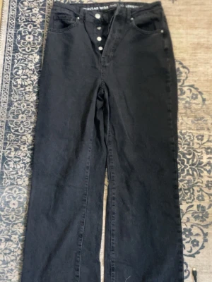 Jeans från bikbok - Säljer dessa jeans från bikbok som jag aldrig har använt